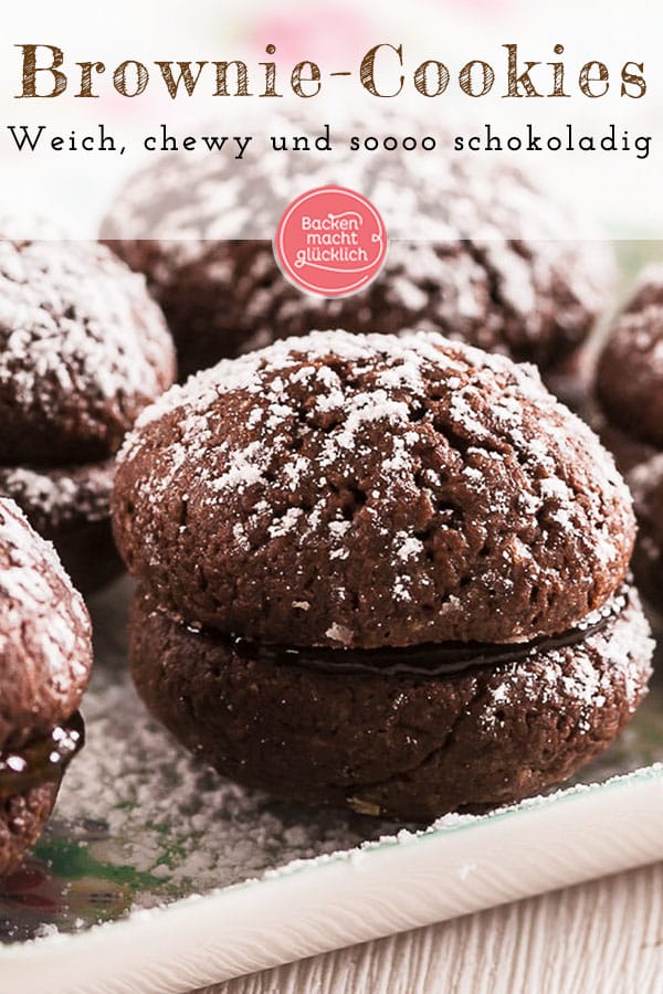 Brownie-Cookies mit Füllung! Schokokekse sind gut, Brownies sind gut. Eine Kombination – Brownie-Kekse -  aus beiden kann also quasi nur lecker werden, oder? Und deswegen freue ich mich, euch heute eine kleine Kombi-Leckerei zu präsentieren: einfache Brownie-Plätzchen – weich, chewy und natürlich seeeehr schokoladig. 