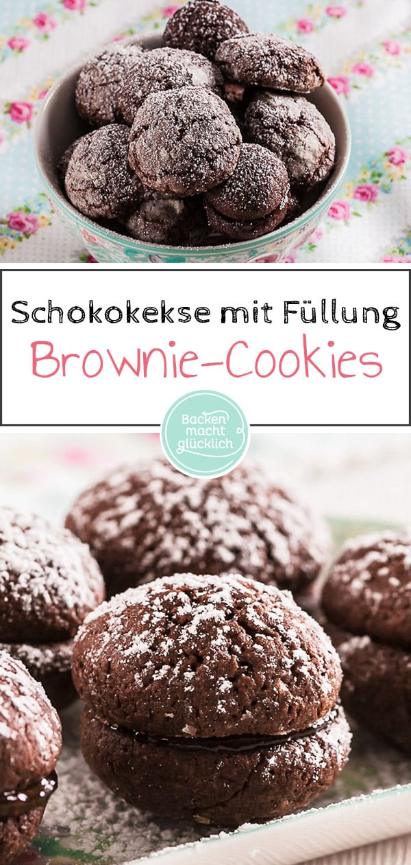 Brownie-Cookies mit Füllung! Schokokekse sind gut, Brownies sind gut. Eine Kombination – Brownie-Kekse -  aus beiden kann also quasi nur lecker werden, oder? Und deswegen freue ich mich, euch heute eine kleine Kombi-Leckerei zu präsentieren: einfache Brownie-Plätzchen – weich, chewy und natürlich seeeehr schokoladig. 