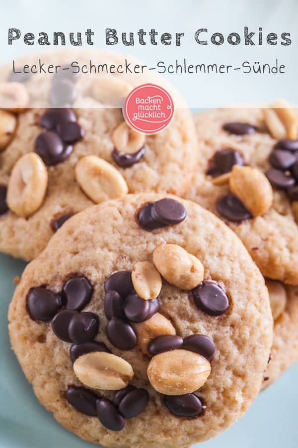 Diese Peanut Butter Cookies mit Erdnussbutter, Erdnüssen und Schokolade haben das Zeug dazu, zu euren Lieblingskeksen zu werden! Die schnellen Erdnussbutterkekse sind schön weich und knackig zugleich, supersündig und einfach nur lecker.