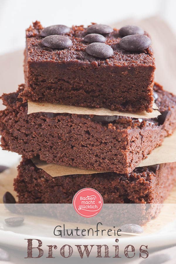 Dass Backen auch ganz ohne Zucker geht, beweisen diese köstlichen Low Carb Brownies. Statt Weizenmehl und Zucker kommen bei den köstlichen Schoko-Brownies nämlich Mandelmehl und Xylit zum Einsatz. Das Ergebnis überzeugt auf ganzer Linie! #brownies #lowcarb #ohnezucker #glutenfrei #gesund #backenmachtglücklich