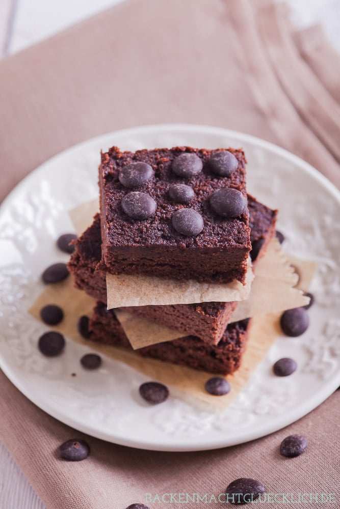 Dass Backen auch ganz ohne Zucker geht, beweisen diese köstlichen Low Carb Brownies. Statt Weizenmehl und Zucker kommen bei den köstlichen Schoko-Brownies nämlich Mandelmehl und Xylit zum Einsatz. Das Ergebnis überzeugt auf ganzer Linie! #brownies #lowcarb #ohnezucker #glutenfrei #gesund #backenmachtglücklich