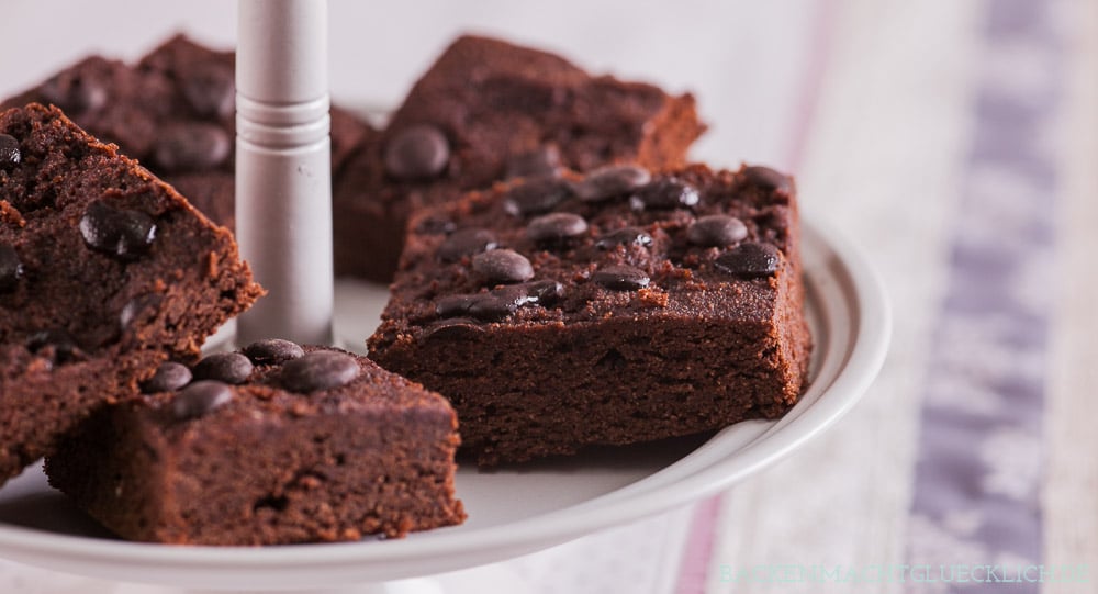 Dass Backen auch ganz ohne Zucker geht, beweisen diese köstlichen Low Carb Brownies. Statt Weizenmehl und Zucker kommen bei den köstlichen Schoko-Brownies nämlich Mandelmehl und Xylit zum Einsatz. Das Ergebnis überzeugt auf ganzer Linie! #brownies #lowcarb #ohnezucker #glutenfrei #gesund #backenmachtglücklich