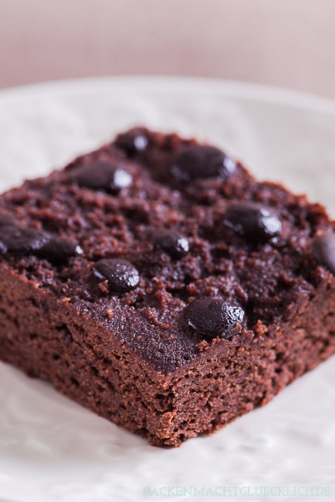 Dass Backen auch ganz ohne Zucker geht, beweisen diese köstlichen Low Carb Brownies. Statt Weizenmehl und Zucker kommen bei den köstlichen Schoko-Brownies nämlich Mandelmehl und Xylit zum Einsatz. Das Ergebnis überzeugt auf ganzer Linie! #brownies #lowcarb #ohnezucker #glutenfrei #gesund #backenmachtglücklich