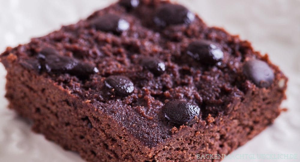 Dass Backen auch ganz ohne Zucker geht, beweisen diese köstlichen Low Carb Brownies. Statt Weizenmehl und Zucker kommen bei den köstlichen Schoko-Brownies nämlich Mandelmehl und Xylit zum Einsatz. Das Ergebnis überzeugt auf ganzer Linie! #brownies #lowcarb #ohnezucker #glutenfrei #gesund #backenmachtglücklich