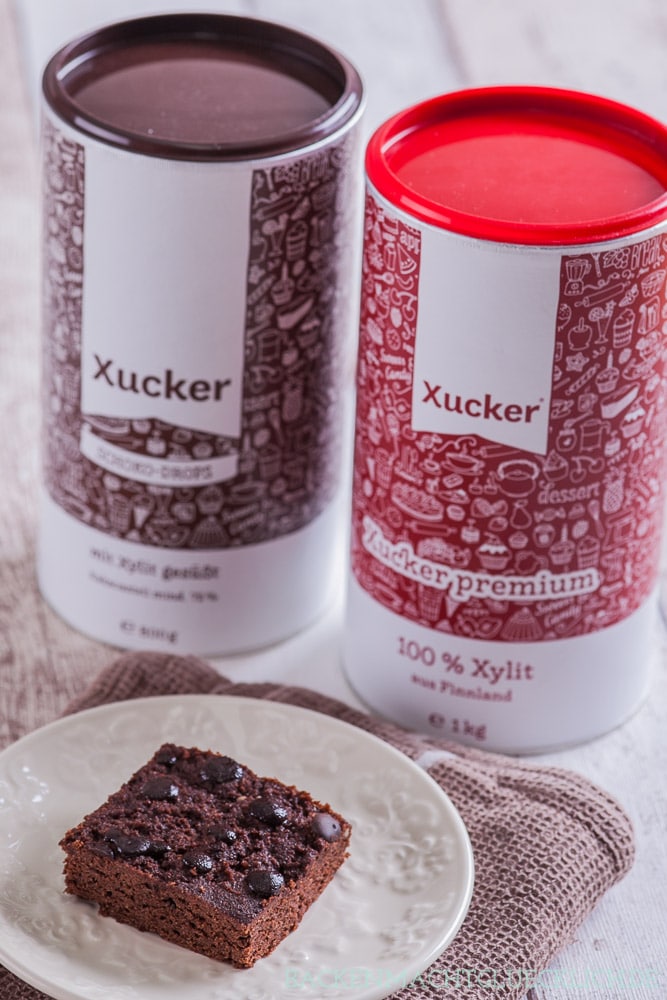 Dass Backen auch ganz ohne Zucker geht, beweisen diese köstlichen Low Carb Brownies. Statt Weizenmehl und Zucker kommen bei den köstlichen Schoko-Brownies nämlich Mandelmehl und Xylit zum Einsatz. Das Ergebnis überzeugt auf ganzer Linie! #brownies #lowcarb #ohnezucker #glutenfrei #gesund #backenmachtglücklich