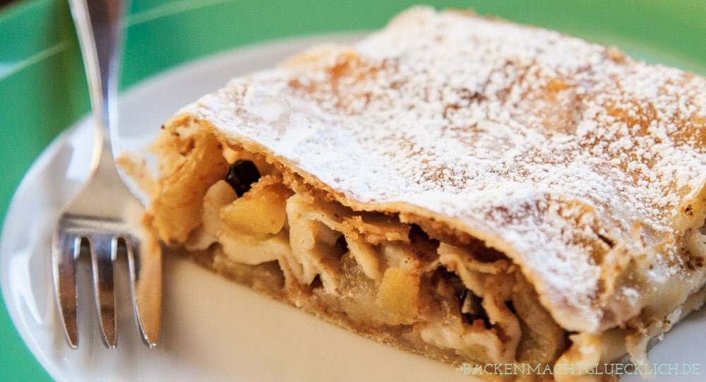 Apfelstrudel Rezept mit selbstgemachtem Strudelteig