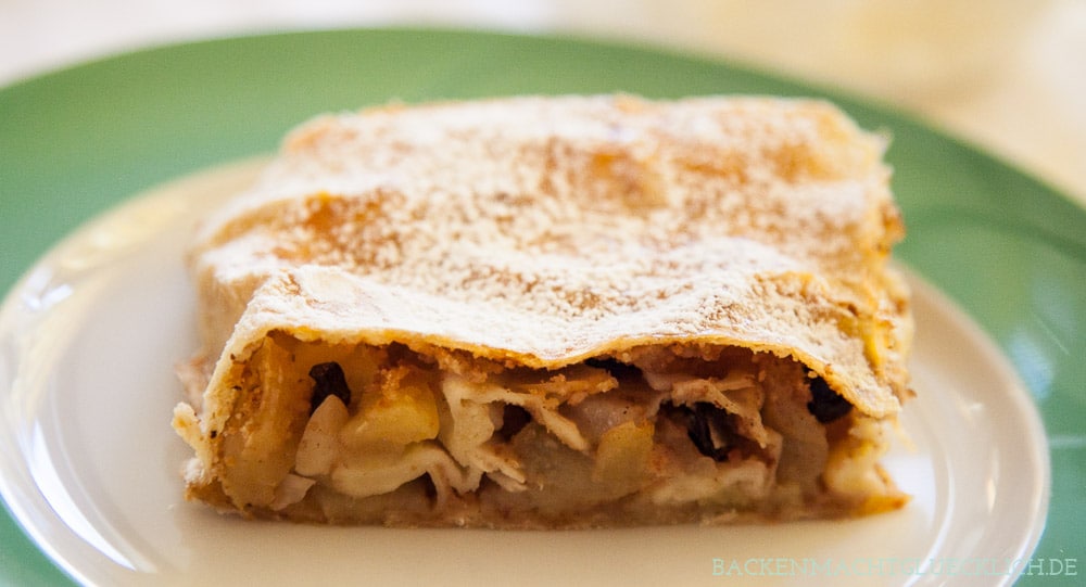 Apfelstrudel Rezept mit selbstgemachtem Strudelteig