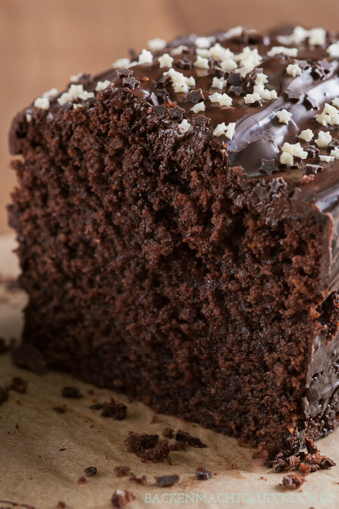 Dieser einfache, schnelle Schokokuchen aus der Kastenform wird herrlich flaumig, schokoladig und saftig. Omas klassischer Schokoladenkuchen kommt einfach immer gut an! 