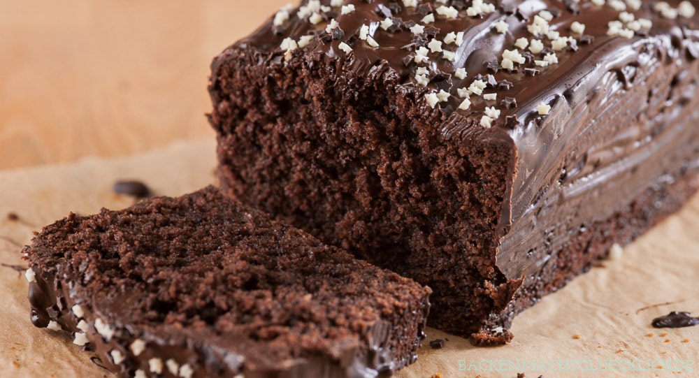 Dieser einfache, schnelle Schokokuchen aus der Kastenform wird herrlich flaumig, schokoladig und saftig. Omas klassischer Schokoladenkuchen kommt einfach immer gut an! 