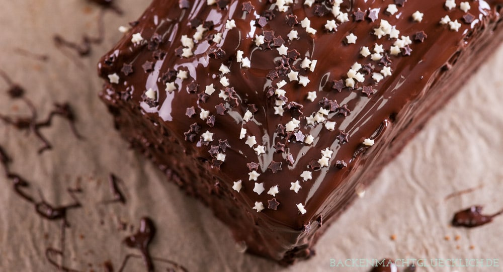 Dieser einfache, schnelle Schokokuchen aus der Kastenform wird herrlich flaumig, schokoladig und saftig. Omas klassischer Schokoladenkuchen kommt einfach immer gut an! 