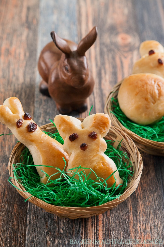 Diese Osterhasen aus gelingsicherem Hefeteig eignen sich wunderbar fürs gemeinsame Backen mit der Familie. Die Hefehasen schmecken garantiert allen.