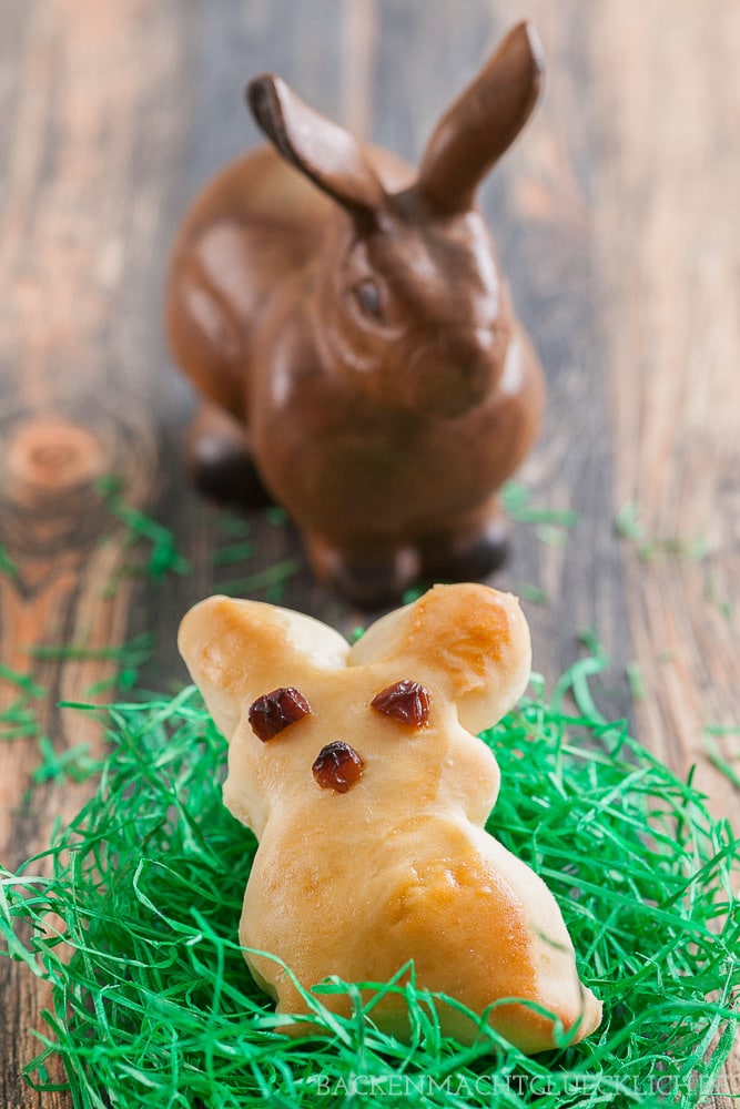 Diese Osterhasen aus gelingsicherem Hefeteig eignen sich wunderbar fürs gemeinsame Backen mit der Familie. Die Hefehasen schmecken garantiert allen.