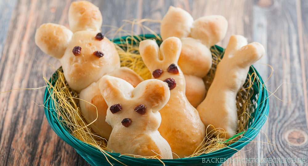 Diese Osterhasen aus gelingsicherem Hefeteig eignen sich wunderbar fürs gemeinsame Backen mit der Familie. Die Hefehasen schmecken garantiert allen.