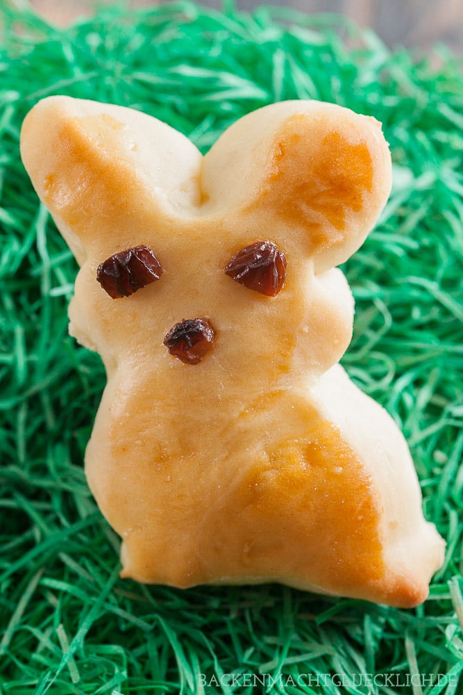 Diese Osterhasen aus gelingsicherem Hefeteig eignen sich wunderbar fürs gemeinsame Backen mit der Familie. Die Hefehasen schmecken garantiert allen.