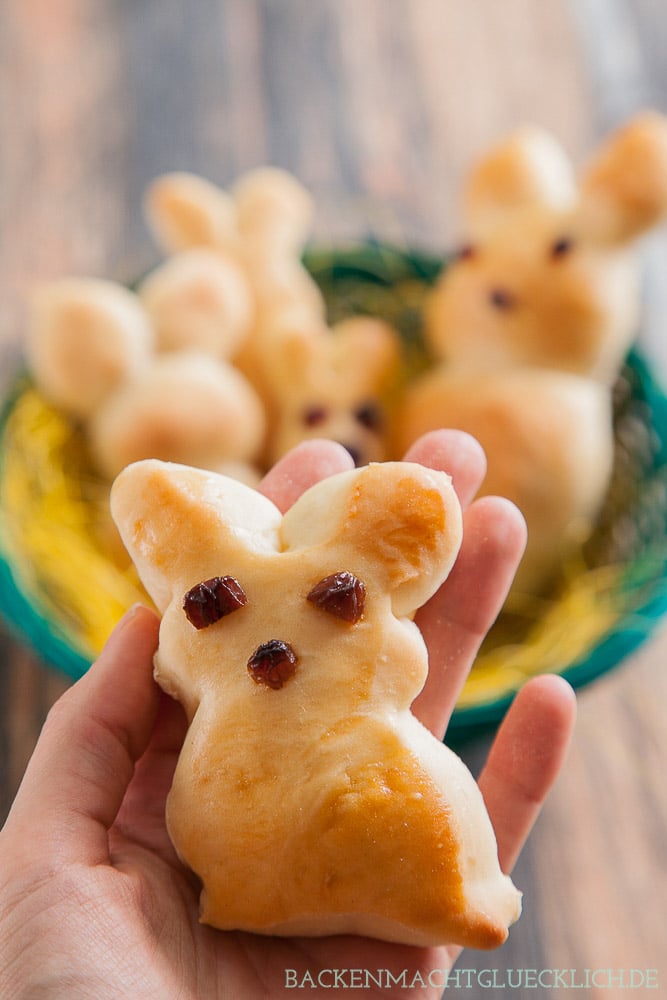 Diese Osterhasen aus gelingsicherem Hefeteig eignen sich wunderbar fürs gemeinsame Backen mit der Familie. Die Hefehasen schmecken garantiert allen.