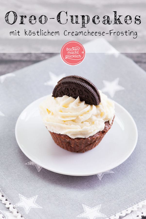 Oreo Cupcakes: Leckere Cupcakes mit den Kultkeksen im Teig und als Deko. Die köstlichen Oreo Cupcakes bekommen ein frisches Creamcheese-Frosting. Plus extra viel Schoko im Teig der Oreo Cupcakes.