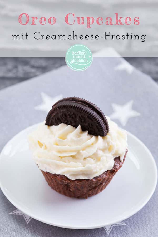 Oreo Cupcakes: Leckere Cupcakes mit den Kultkeksen im Teig und als Deko. Die köstlichen Oreo Cupcakes bekommen ein frisches Creamcheese-Frosting. Plus extra viel Schoko im Teig der Oreo Cupcakes.