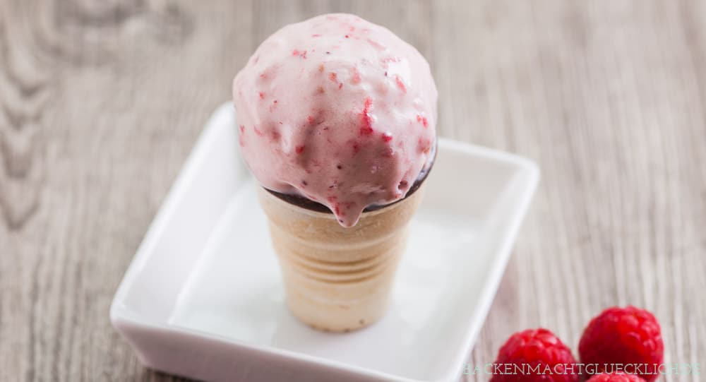 Leckere Himbeereiscreme wie aus der Eisdiele könnt ihr auch ganz einfach zu Hause machen. Dazu braucht ihr nicht mal eine Eismaschine. Dieses fruchtige, hausgemachte Himbeereis kommt einfach immer gut an! #eis #himbeereis #eiscreme #sommer #backenmachtglücklich