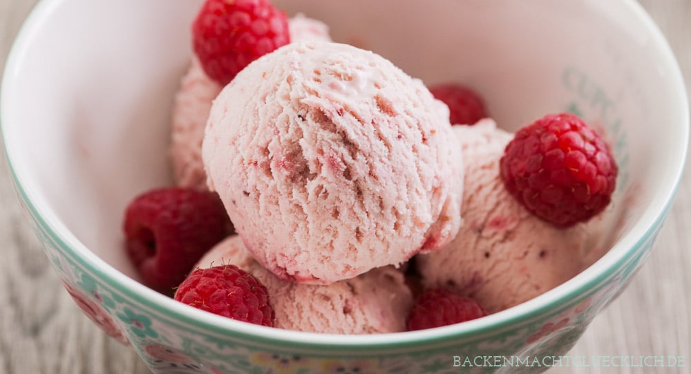 Leckere Himbeereiscreme wie aus der Eisdiele könnt ihr auch ganz einfach zu Hause machen. Dazu braucht ihr nicht mal eine Eismaschine. Dieses fruchtige, hausgemachte Himbeereis kommt einfach immer gut an! #eis #himbeereis #eiscreme #sommer #backenmachtglücklich