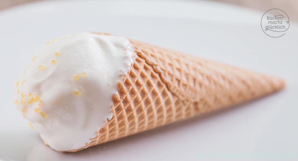 Wunderbar cremiges Zitroneneis, das man sowohl mit als auch ohne Eismaschine zubereiten kann. Das Kokos-Zitroneneis schmeckt frisch zubereitet genauso gut wie erst einige Tage später aus der Tiefkühltruhe