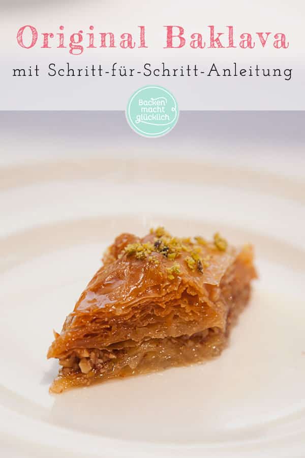 Baklava ist eine traditionelle Süßigkeit aus dem Mittelmeerraum und Nahen Osten. Das original Baklava wird mit Nüssen gefüllt. Mit der Schritt-für-Schritt-Anleitung in diesem Baklava Rezept, könnt ihr die Urlaubs-Köstlichkeit einfach nach machen.