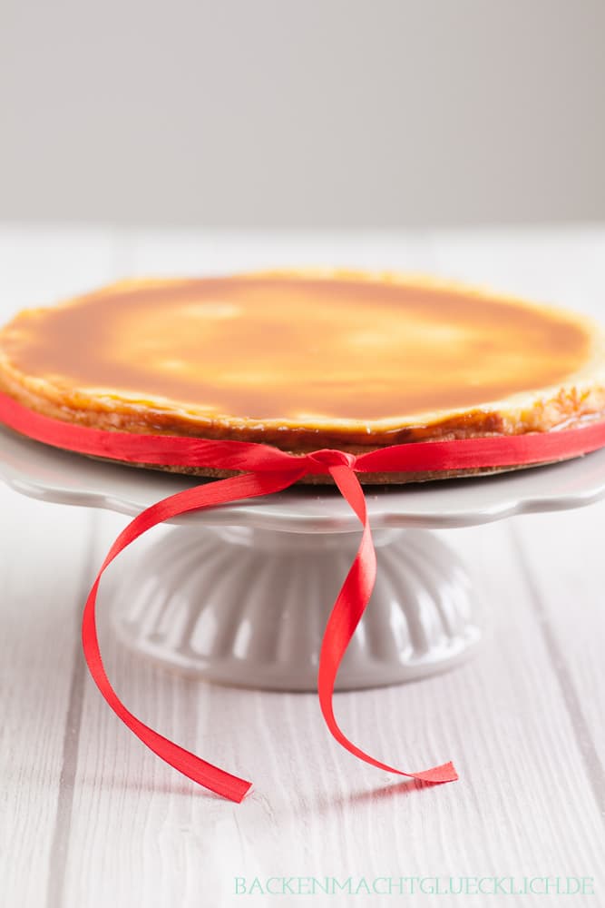 Tolles Rezept für einen perfekten amerikanischen Karamell Cheesecake. Der Käsekuchen mit Karamell und Kekstopping wird herrlich cremig, sahnig und kompakt – genau wie ein american Cheesecake sein soll.