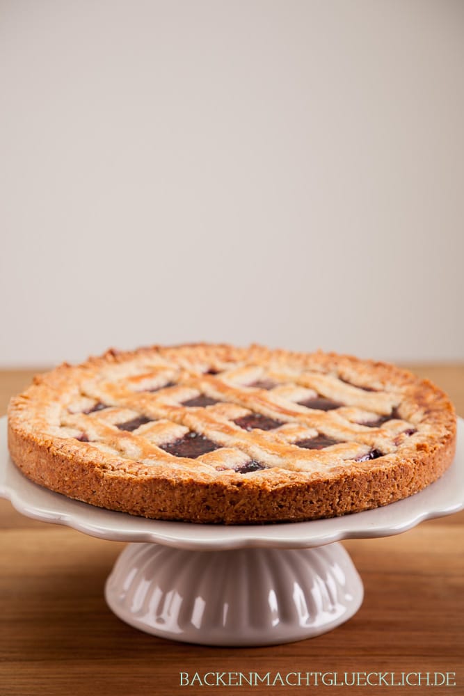 Einfaches Rezept für Original Linzer Torte. Saftig, fruchtig, mürbe - so wie der Linzer Kuchen sein muss