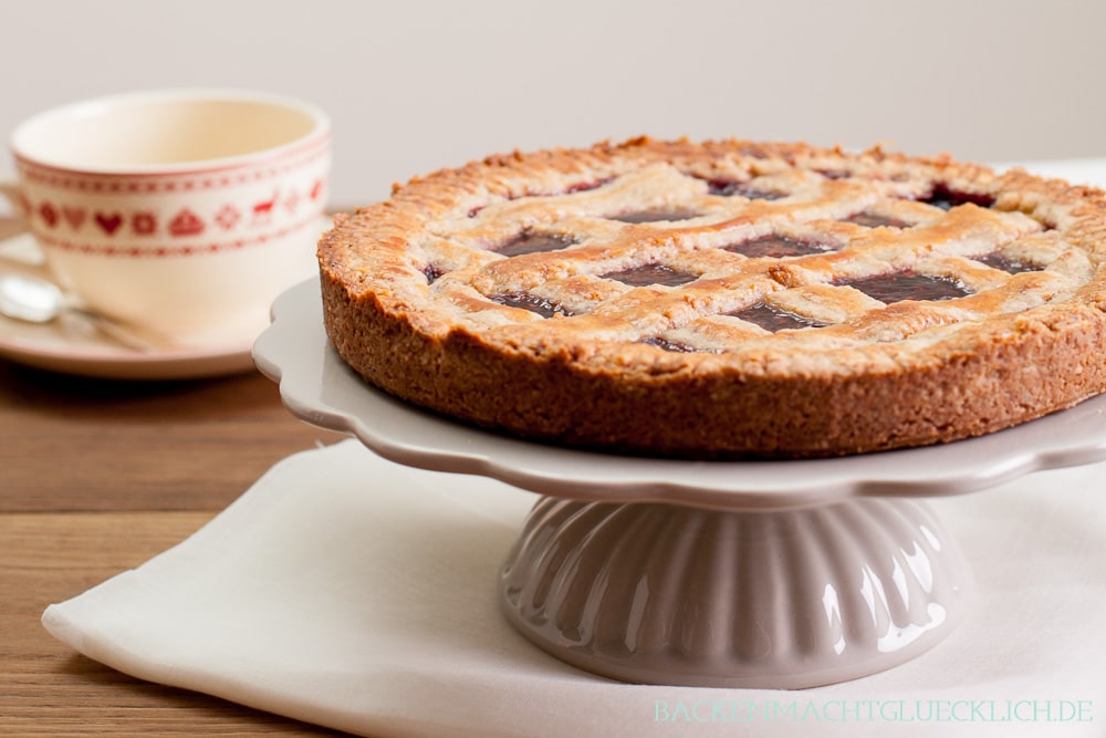 Einfaches Rezept für Original Linzer Torte. Saftig, fruchtig, mürbe - so wie der Linzer Kuchen sein muss