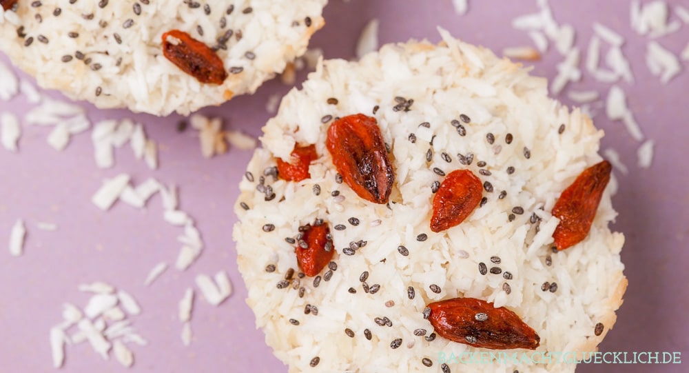 Kokosmakronen sind ein absoluter Klassiker in der Weihnachtsbäckerei. Wenn die Kokosmakronen gut gemacht sind, sind sie schön weich und saftig. So wie diese für mich besten Kokosmakronen. Einfach, unkompliziert, sehr variabel. Und natürlich sind die saftigen Kokosmakronen richtig lecker! 