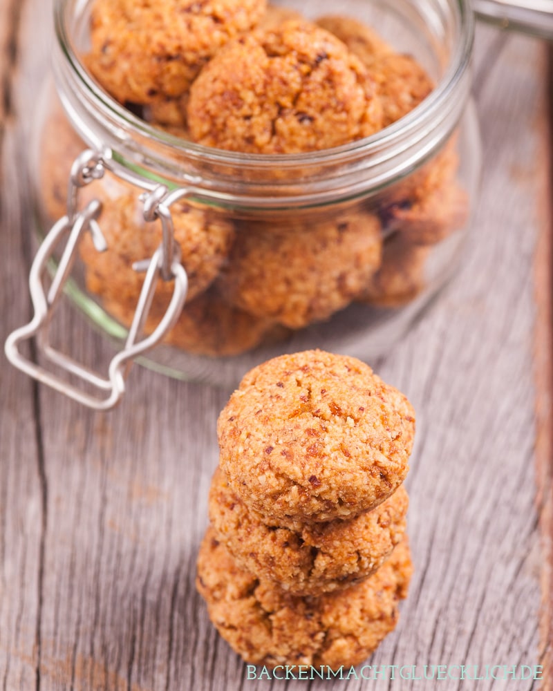 Diese leckeren Vollkornplätzchen ohne Zucker, Butter und Weißmehl schmeckt nicht nur in der Weihnachtszeit. Die Vollkornplätzchen mit Früchten sind schön süß, aromatisch, saftig und weich.