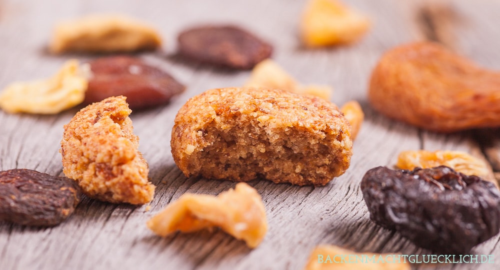 Diese leckeren Vollkornplätzchen ohne Zucker, Butter und Weißmehl schmeckt nicht nur in der Weihnachtszeit. Die Vollkornplätzchen mit Früchten sind schön süß, aromatisch, saftig und weich.