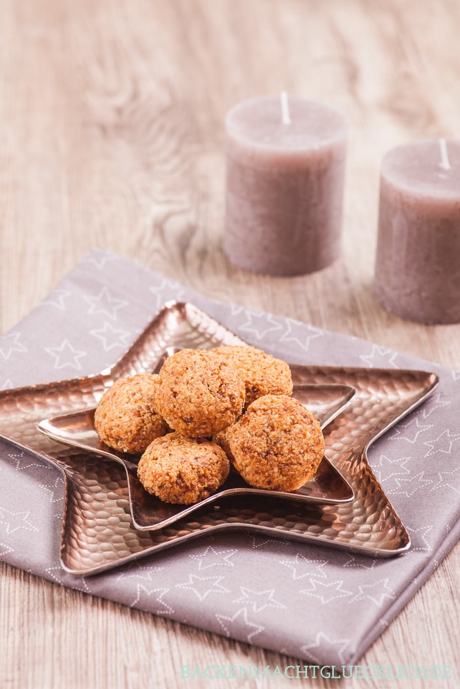 Diese leckeren Vollkornplätzchen ohne Zucker, Butter und Weißmehl schmeckt nicht nur in der Weihnachtszeit. Die Vollkornplätzchen mit Früchten sind schön süß, aromatisch, saftig und weich.