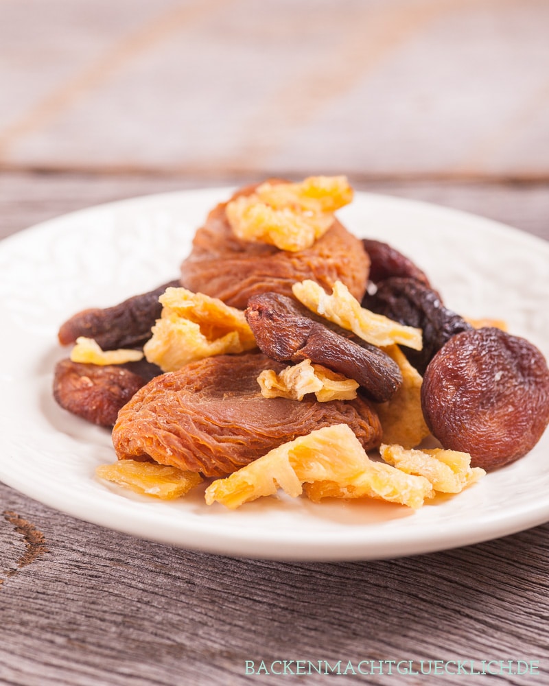 Diese leckeren Vollkornplätzchen ohne Zucker, Butter und Weißmehl schmeckt nicht nur in der Weihnachtszeit. Die Vollkornplätzchen mit Früchten sind schön süß, aromatisch, saftig und weich.