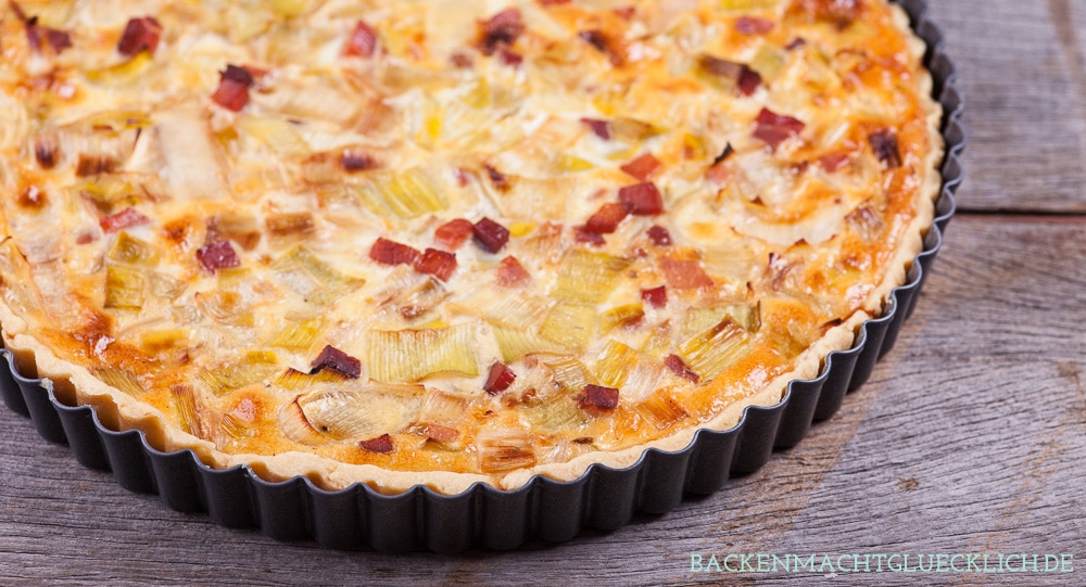 Klassischer pikanter Kuchen aus Frankreich, der sich perfekt zum Brunchen oder für ein Abendessen mit Freunden eignet. Unsere liebste Quiche Lorraine enthält besonders viel Lauch und mageren Speck.