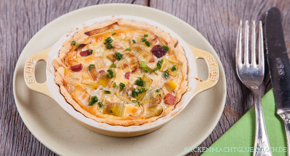 Klassischer pikanter Kuchen aus Frankreich, der sich perfekt zum Brunchen oder für ein Abendessen mit Freunden eignet. Unsere liebste Quiche Lorraine enthält besonders viel Lauch und mageren Speck.