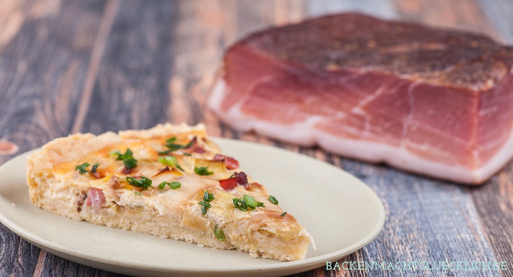 Klassischer pikanter Kuchen aus Frankreich, der sich perfekt zum Brunchen oder für ein Abendessen mit Freunden eignet. Unsere liebste Quiche Lorraine enthält besonders viel Lauch und mageren Speck.