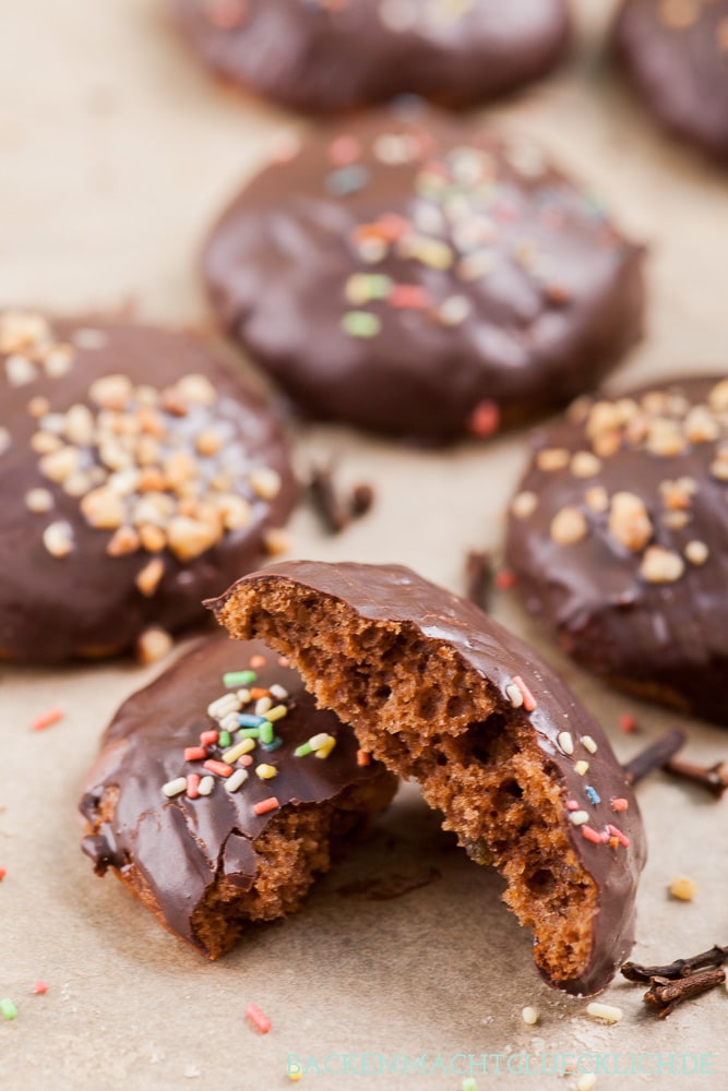 Mit diesem einfachen Lebkuchenrezept backt ihr im Nu aromatische und weiche Lebkuchen, die nicht durchziehen müssen. So schmeckt die Weihnachtszeit garantiert!