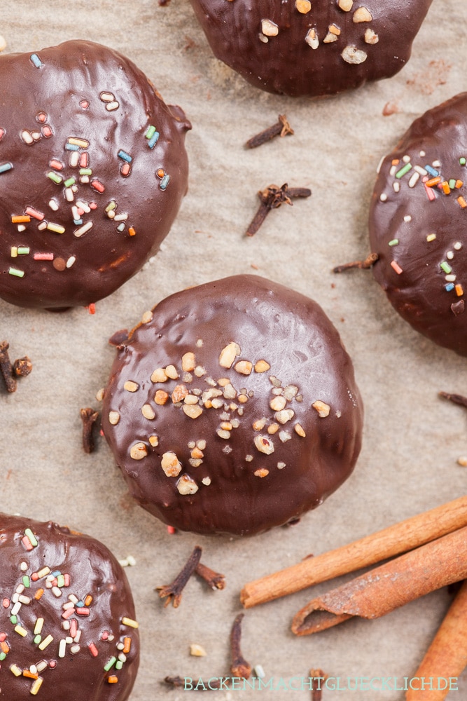 Mit diesem einfachen Lebkuchenrezept backt ihr im Nu aromatische und weiche Lebkuchen, die nicht durchziehen müssen. So schmeckt die Weihnachtszeit garantiert!