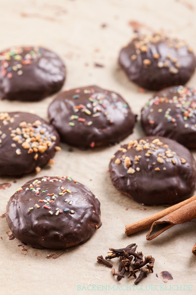 Mit diesem einfachen Lebkuchenrezept backt ihr im Nu aromatische und weiche Lebkuchen, die nicht durchziehen müssen. So schmeckt die Weihnachtszeit garantiert!