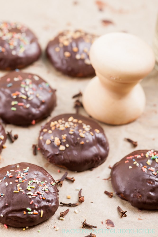 Mit diesem einfachen Lebkuchenrezept backt ihr im Nu aromatische und weiche Lebkuchen, die nicht durchziehen müssen. So schmeckt die Weihnachtszeit garantiert!