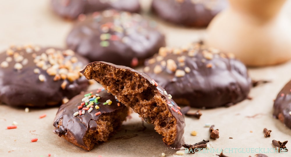 Mit diesem einfachen Lebkuchenrezept backt ihr im Nu aromatische und weiche Lebkuchen, die nicht durchziehen müssen. So schmeckt die Weihnachtszeit garantiert!