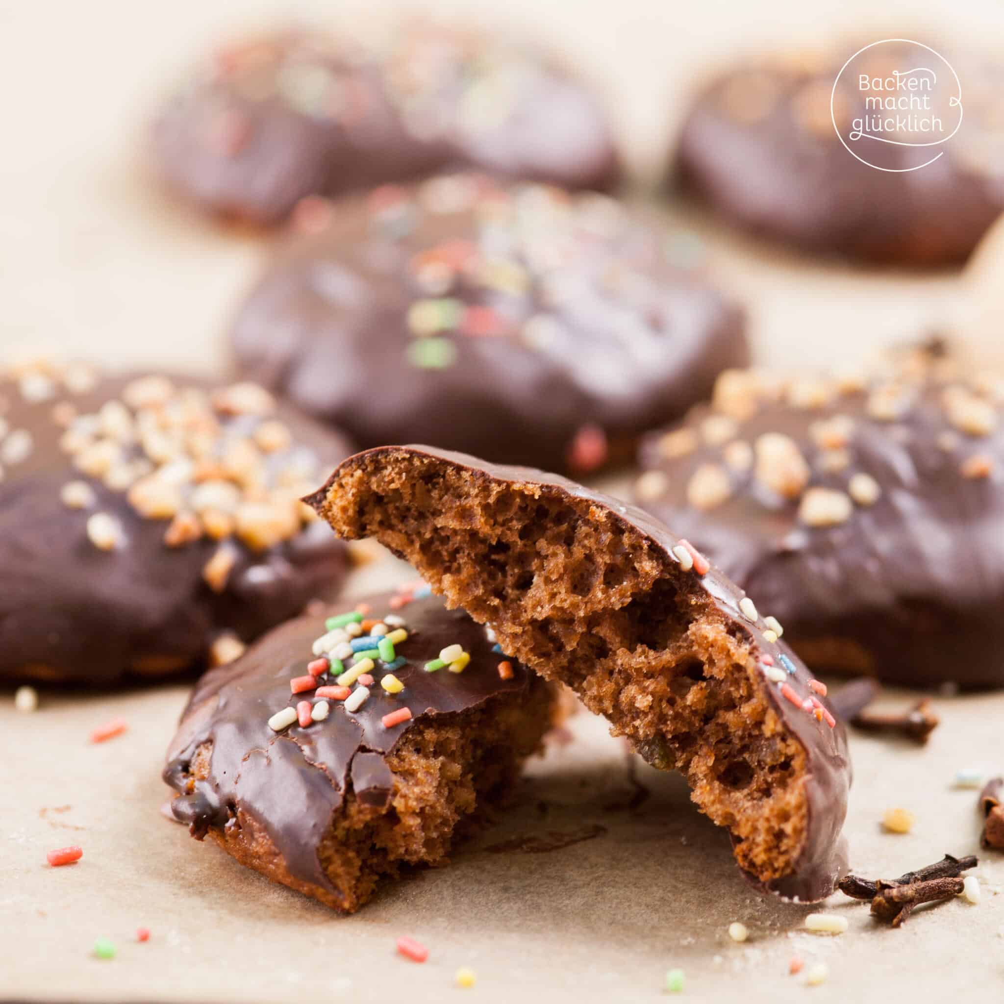 Mit diesem einfachen Lebkuchenrezept backt ihr im Nu aromatische und weiche Lebkuchen, die nicht durchziehen müssen. So schmeckt die Weihnachtszeit garantiert!