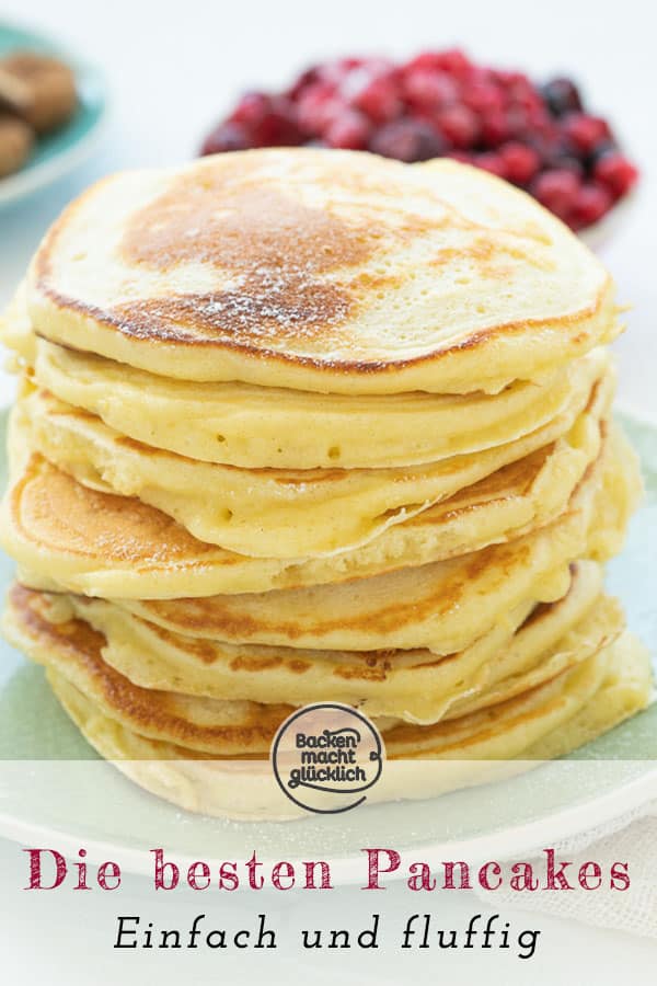 Diese Pancakes werden richtig schön fluffig, weich und dick. Das einfache Grundrezept für American Pancakes lässt sich wunderbar abwandeln. Die American Pancakes schmecken mit Sirup, Beeren, Schokolade und Co.