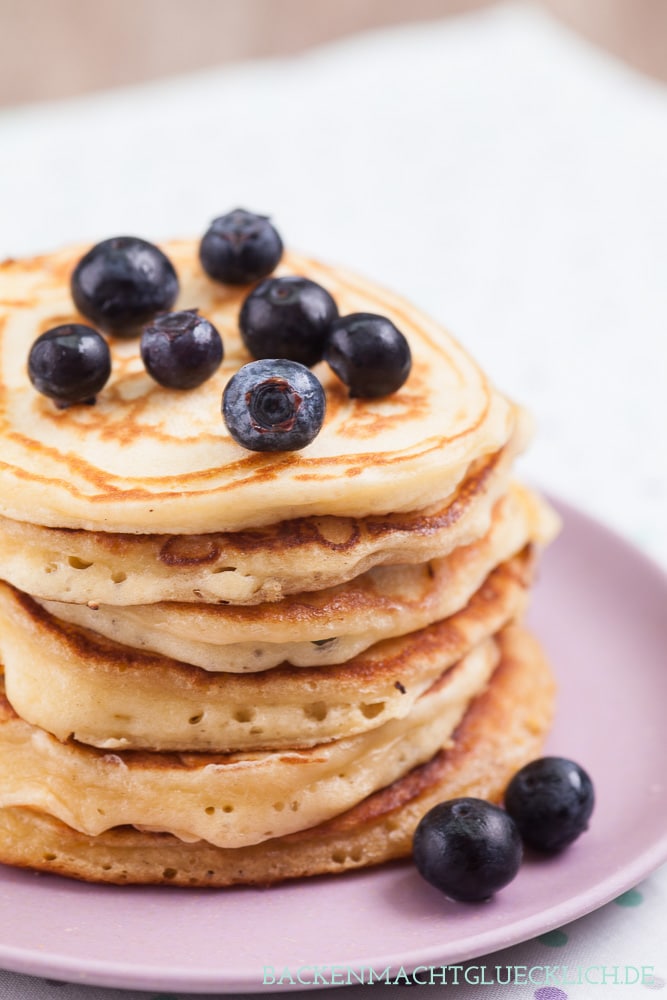 Diese Pancakes werden richtig schön fluffig, weich und dick. Das einfache Grundrezept für American Pancakes lässt sich wunderbar abwandeln. Die American Pancakes schmecken mit Sirup, Beeren, Schokolade und Co.