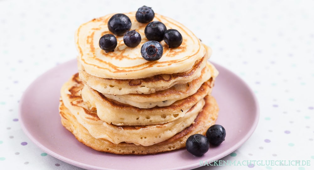 Diese Pancakes werden richtig schön fluffig, weich und dick. Das einfache Grundrezept für American Pancakes lässt sich wunderbar abwandeln. Die American Pancakes schmecken mit Sirup, Beeren, Schokolade und Co.