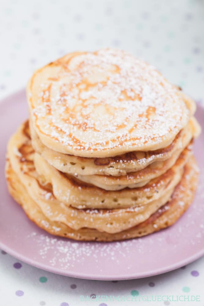 Diese Pancakes werden richtig schön fluffig, weich und dick. Das einfache Grundrezept für American Pancakes lässt sich wunderbar abwandeln. Die American Pancakes schmecken mit Sirup, Beeren, Schokolade und Co.