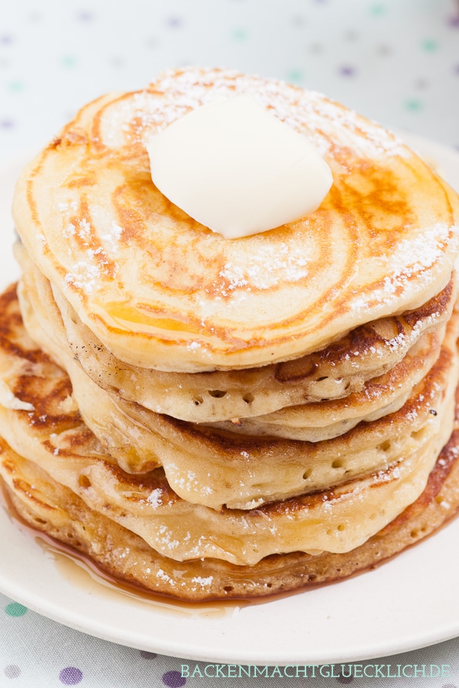 Diese Pancakes werden richtig schön fluffig, weich und dick. Das einfache Grundrezept für American Pancakes lässt sich wunderbar abwandeln. Die American Pancakes schmecken mit Sirup, Beeren, Schokolade und Co.