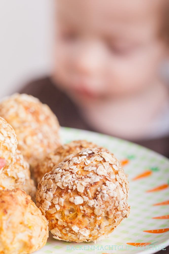 Diese Babybrötchen sind ein schneller gesunder Kindersnack zum Mitnehmen für Babys und Kleinkinder. Die Kinderbrote haben eine weiche Kruste und stecken voll gesunder Sachen.