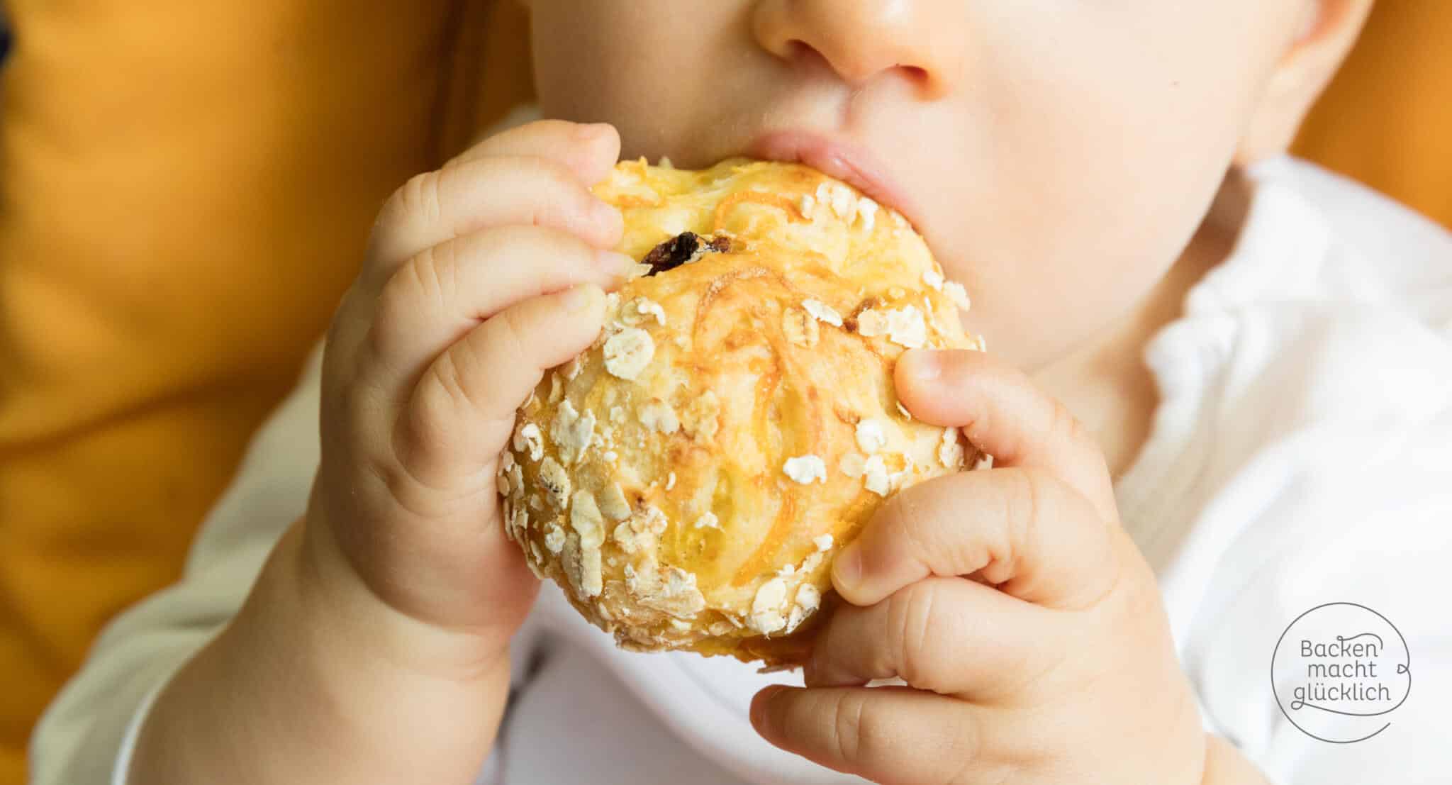 Diese Babybrötchen sind ein schneller gesunder Kindersnack zum Mitnehmen für Babys und Kleinkinder. Die Kinderbrote haben eine weiche Kruste und stecken voll gesunder Sachen.