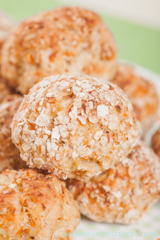 Diese Babybrötchen sind ein schneller gesunder Kindersnack zum Mitnehmen für Babys und Kleinkinder. Die Kinderbrote haben eine weiche Kruste und stecken voll gesunder Sachen.